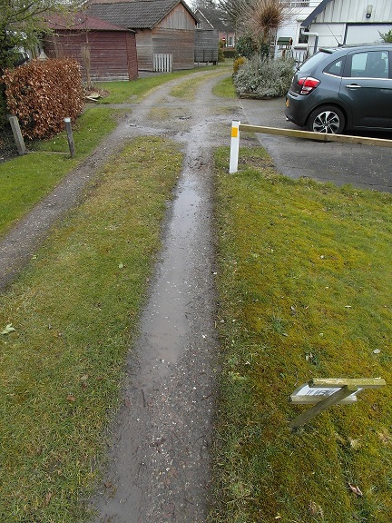 het gaat om de witte paal rechts op de foto, de paal aan de linkerkant die is van mij en zit maar 20cm in de grond en kan er zo uit als het moet en de witte niet, het gaat om 5 meter lengte van de witte paal naar voren, openbare weg, waar geen erfdienstbaarheid op zit, terwijl het voor 2002 mijn eigendom was