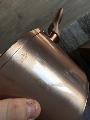 Donker zwarte krassen op de kookpan 2