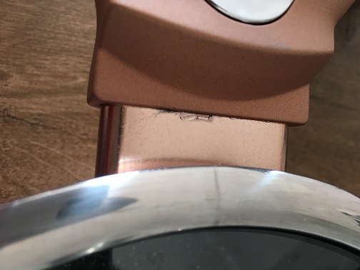 Kookpan 1: Rechter handvat aan de steel niet mooi afgewerkt + deukje in het deksel