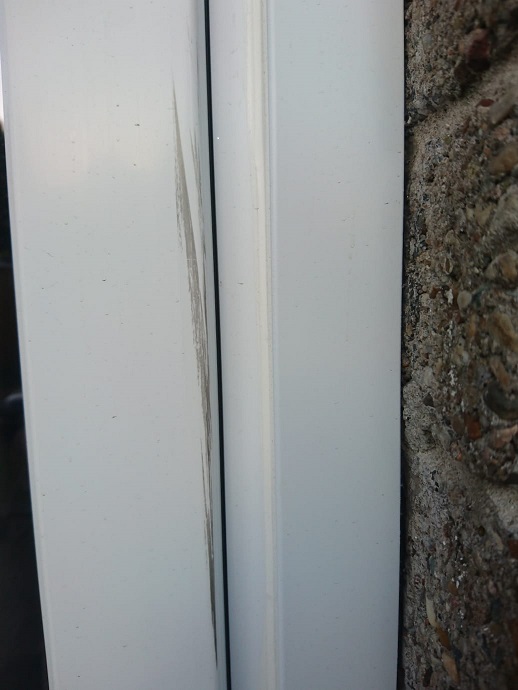 Kozijn is met plakrestanten afgeleverd en niet schoon gemaakt bij opleveren wat wel afgesproken was.