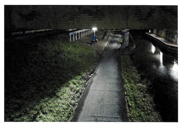 het doorgaande ge-asvalteerde  fietspad met de links de vork (klinkers)omhoog naar vervolg fietspad A13