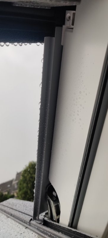 Nieuwe type Velux dakraam GGU UK04 na zéér matige regenval en opening op kierstand