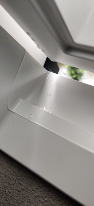 Nieuwe type Velux dakraam GGU UK04 na zéér matige regenval en opening op kierstand