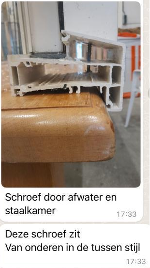 Dwarsdoorsnede productiefout - staande raamstijl-schroef gaat door afwaterkanaal.